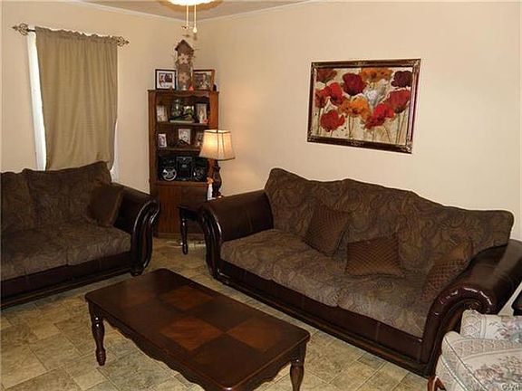 4th image of 2426 Dewey Ave