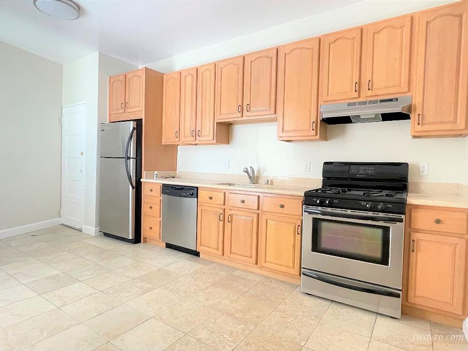 1st image of 615 Cole St #4