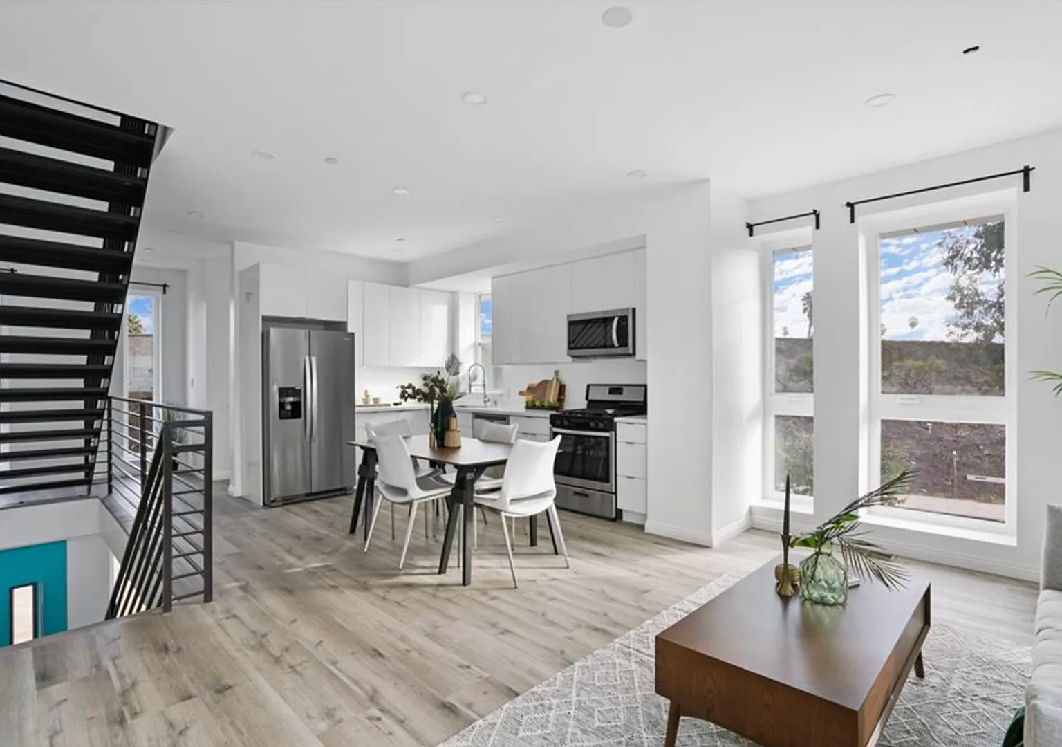 837 N Kingsley Dr — Photo 1
