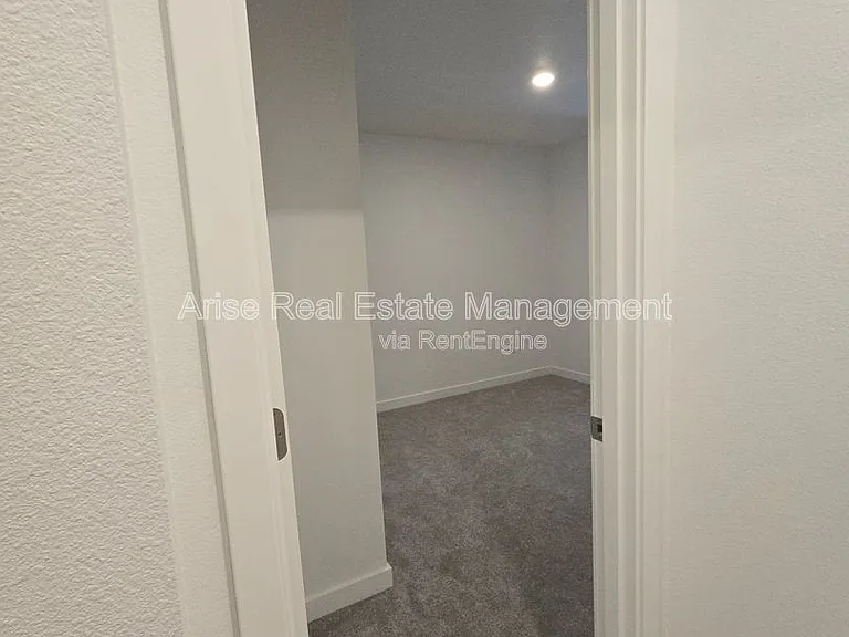 652 NE McCampbell St — Photo 24