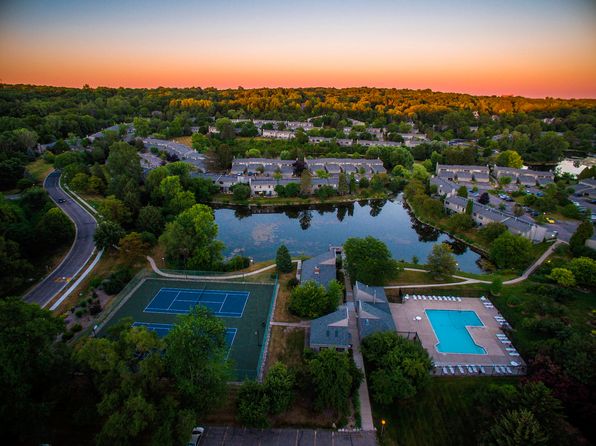 702 Peninsula Ct, Ann Arbor, MI 48105