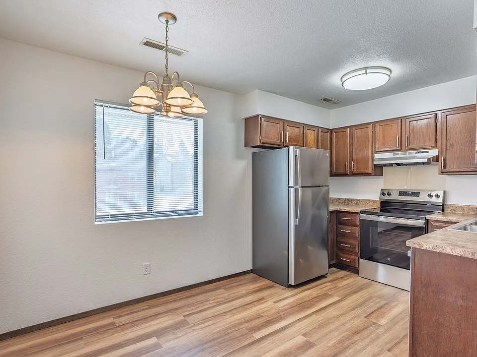 811-860 Hawkeye Dr