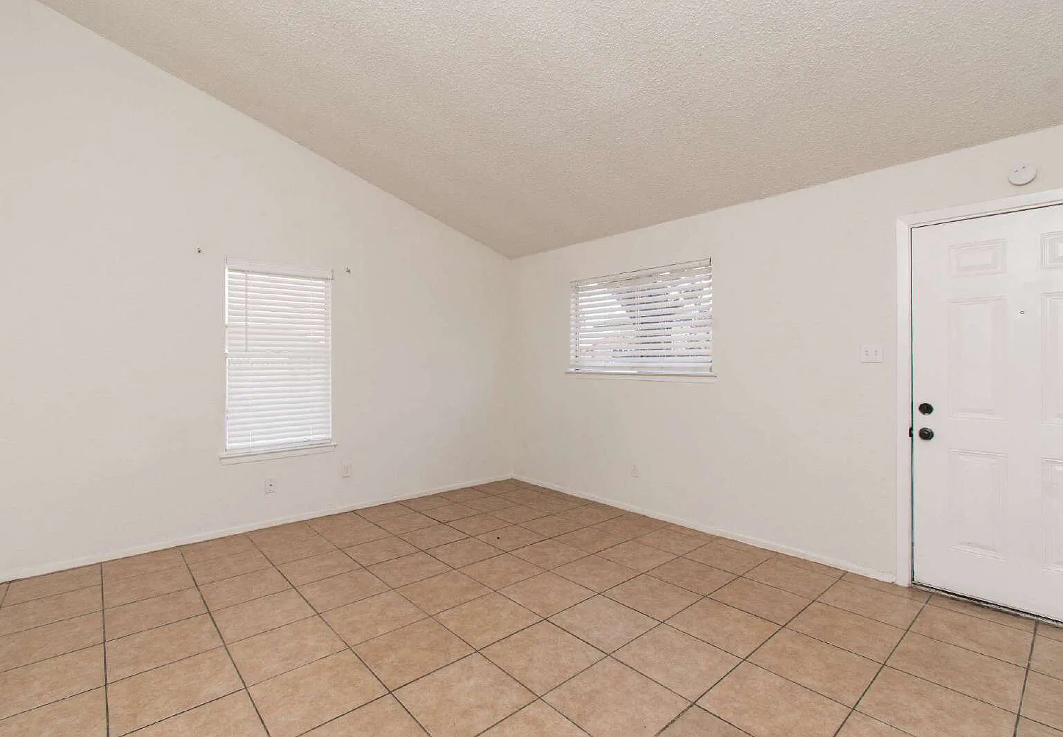 3 bed, 1.0 bath, 900 sqft, $1,350 — Photo 4