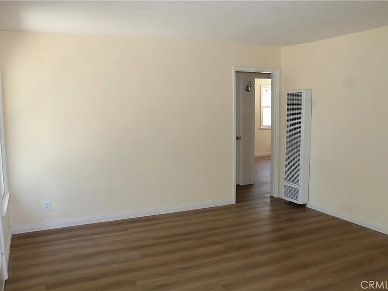 1613 W Victory Blvd — Photo 3