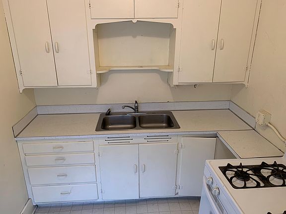 5th image of 1735 C St APT 3