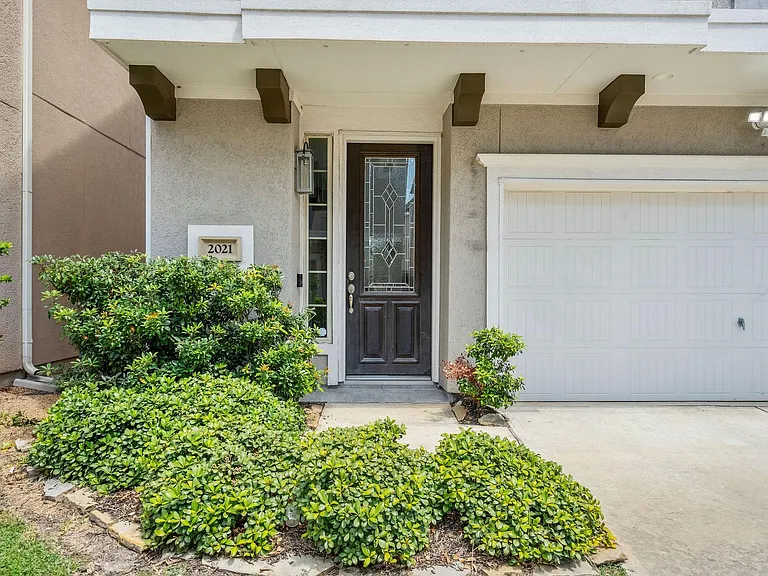 2021 Cambridge Heights Pl — Photo 2