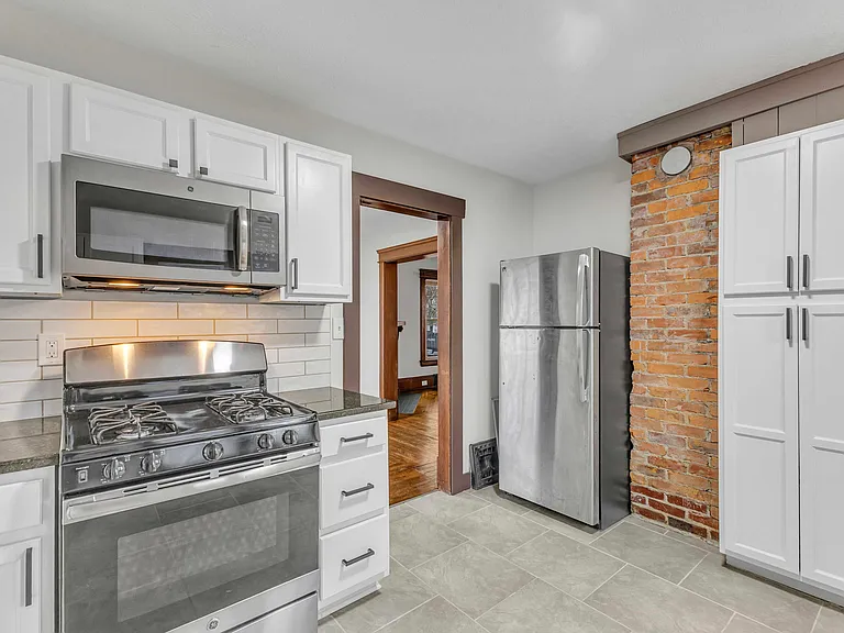 410 Bronson St — Photo 11