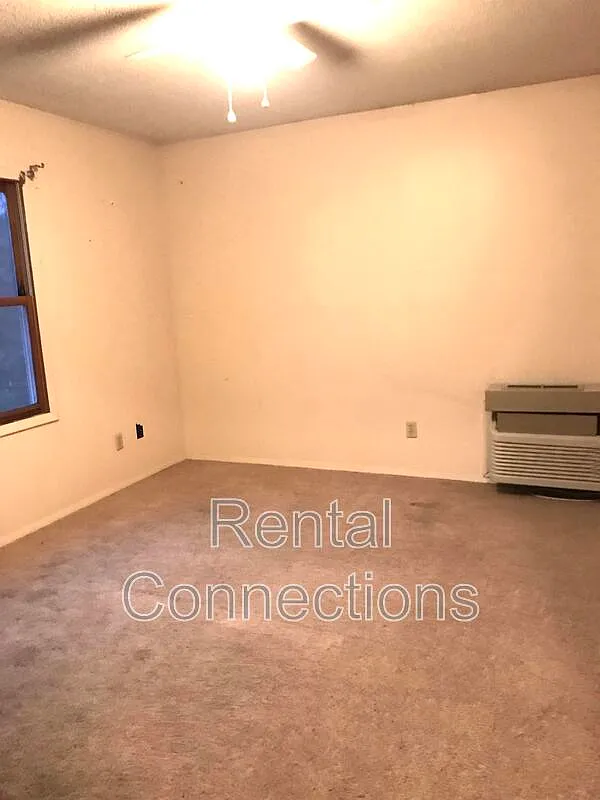2 bed, 1.0 bath, $800 — Photo 3