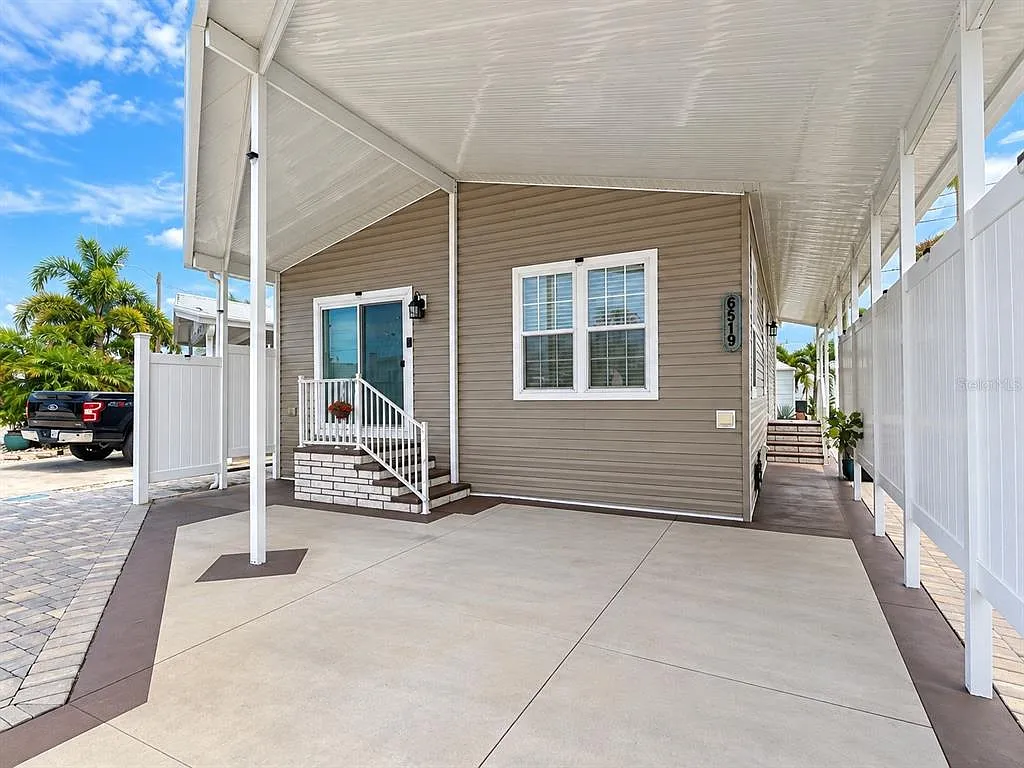 2 bed, 2.0 bath, 1008 sqft, $1,700 — Photo 2