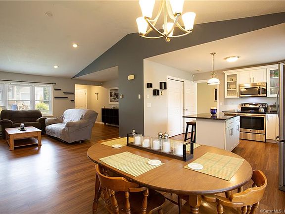 4th image of 14 Tuscarora Pl