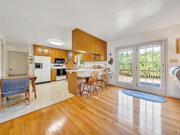 3rd image of 222 Lakeview Dr