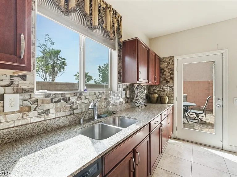 32 Lily Grove Rd — Photo 10