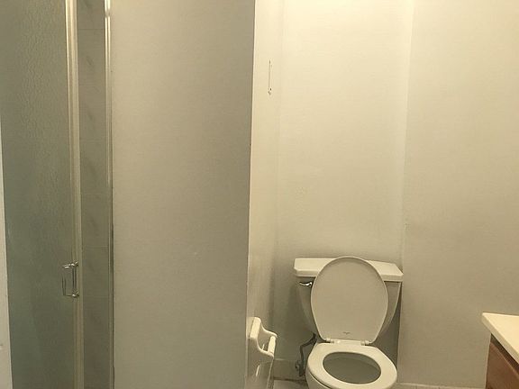 5th image of 155 E 52nd St APT 5F