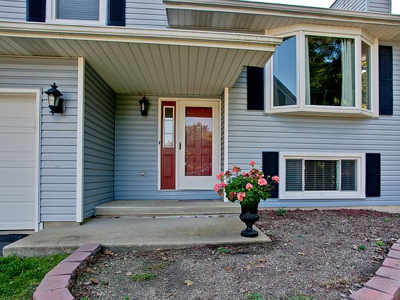 3rd image of 599 Roosevelt Ct