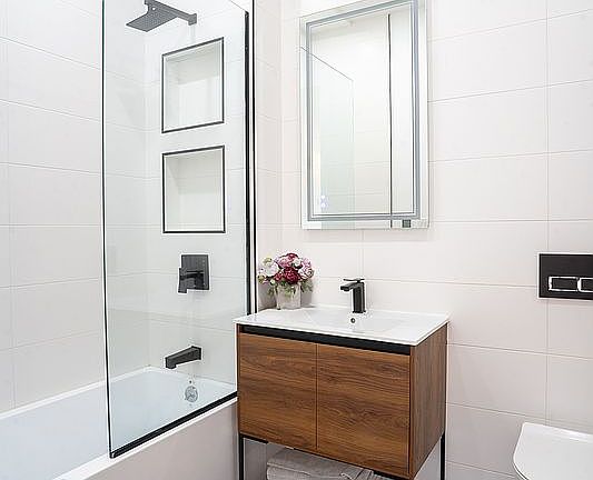 4th image of 215 Cornelia St APT 1A