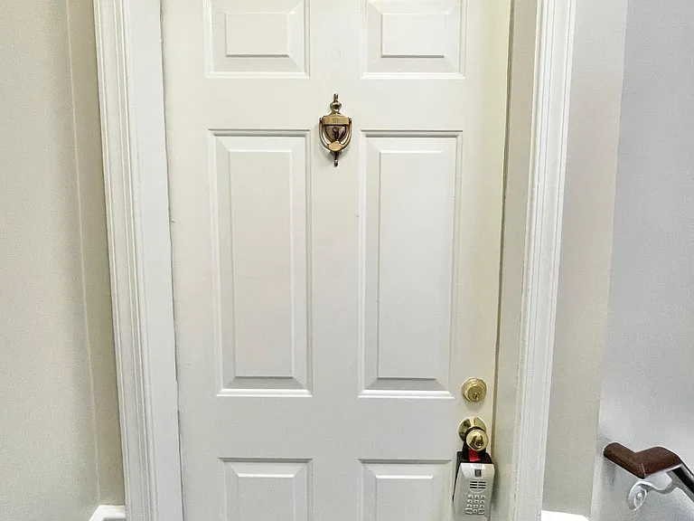 1748 N Rhodes St #6-321 — Photo 9