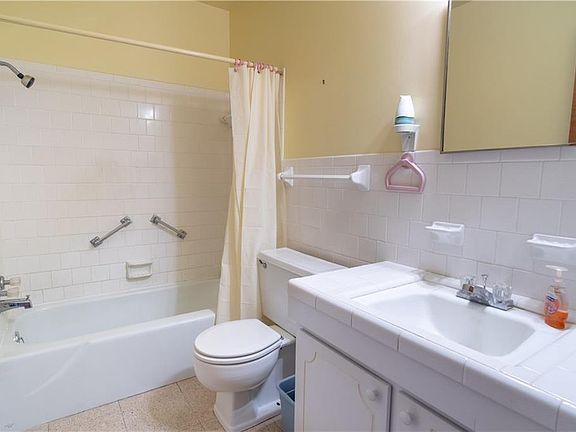 3rd image of 3308 Evergreen Dr
