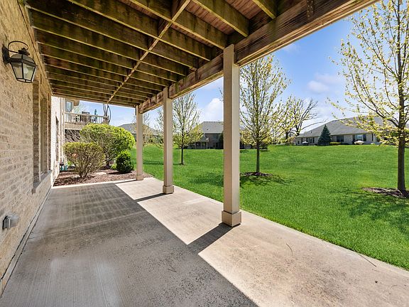 4th image of 880 Woodglen Ln