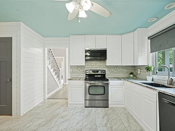 4th image of 8320 W 121st St