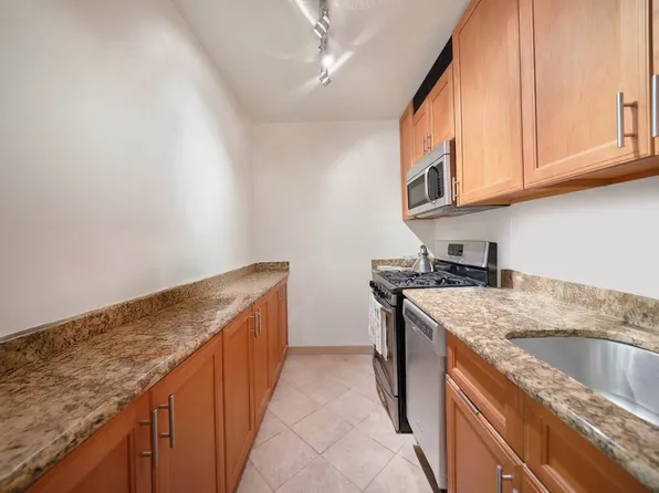 330 East 33rd Street image 10 of 18