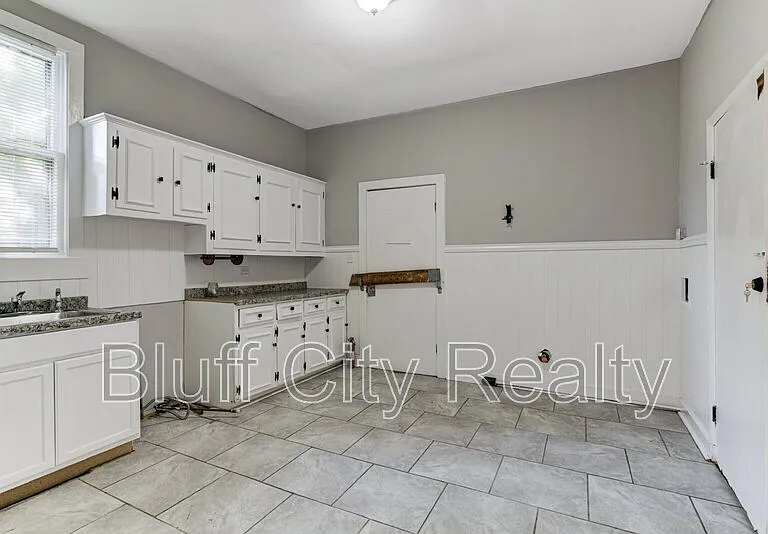 1639 Southern Ave — Photo 10