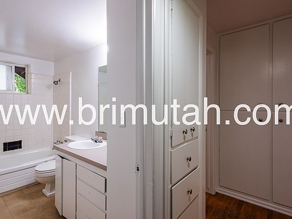4th image of 938 E Lowell Ave #1