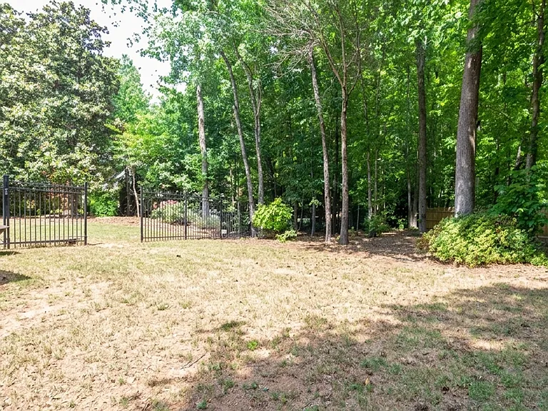 606 Lakeshore Ct — Photo 30