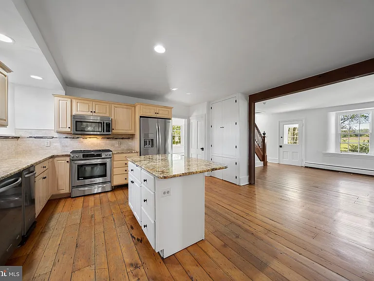 1025 N Chatham Rd — Photo 10