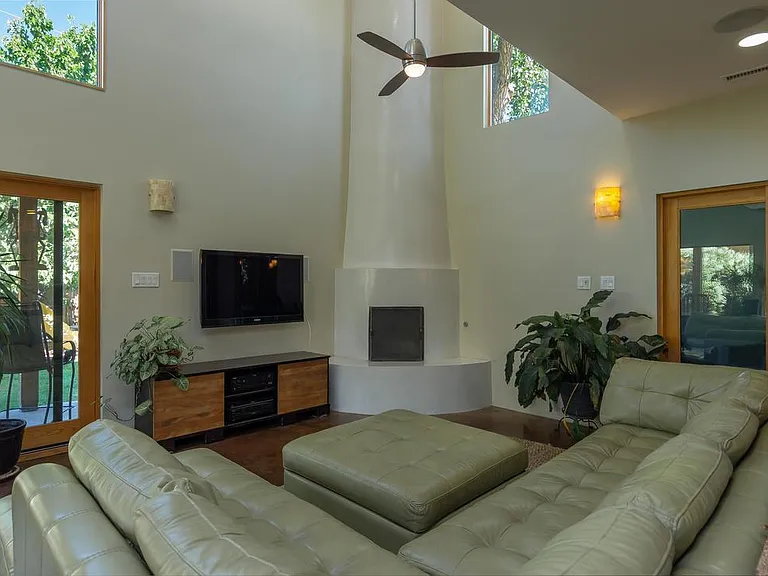929 Madison St NE — Photo 15