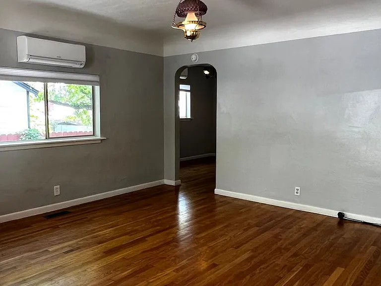 634 Burns St — Photo 4