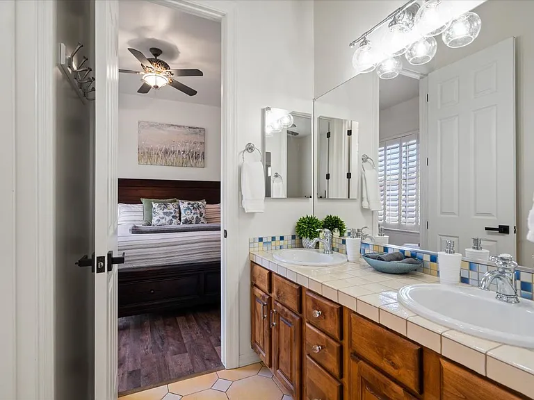 4926 N Valley Gln — Photo 38