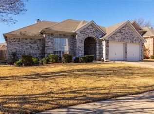 325 Parkview Dr, Hurst, TX 76053