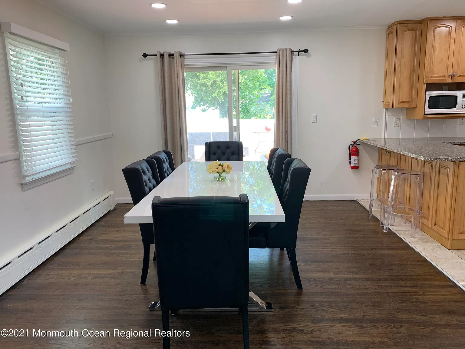 8 bed, 3183 sqft, $5,800 — Photo 2