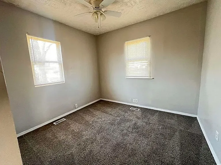 1008 W 1st St — Photo 12
