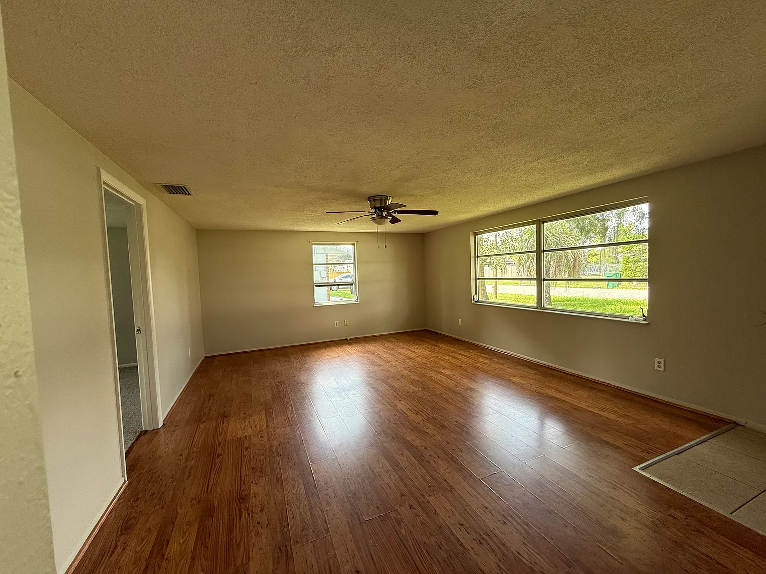 3 Bedroom, 2 Bathroom in Zephyrhills — Photo 4