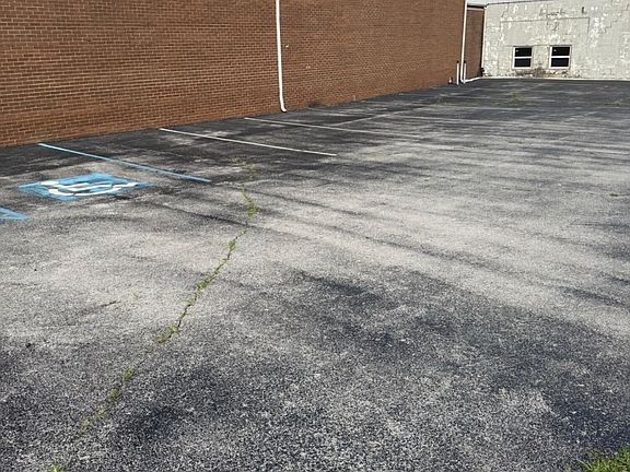 5th image of 458 Main St