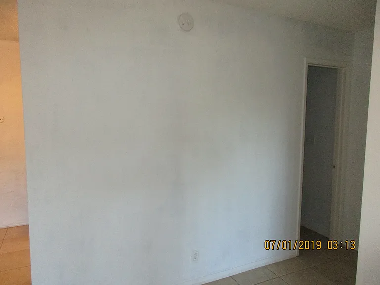 Mesa Manor Apartments — Photo 16