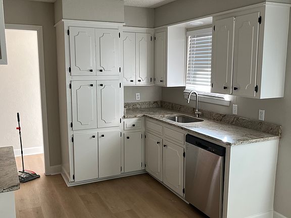 5th image of 3708 Porter Ave