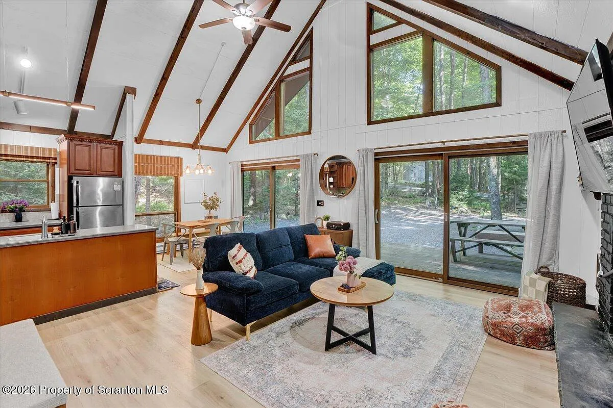 3 bed, 1.0 bath, 1194 sqft, $1,900 — Photo 3