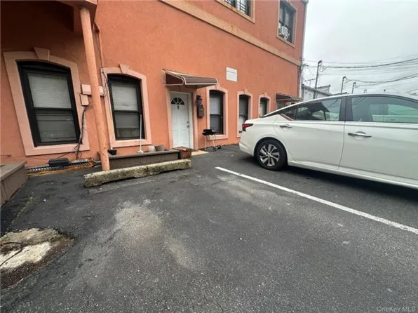 8 Lafayette St, Williston Park, NY 11596