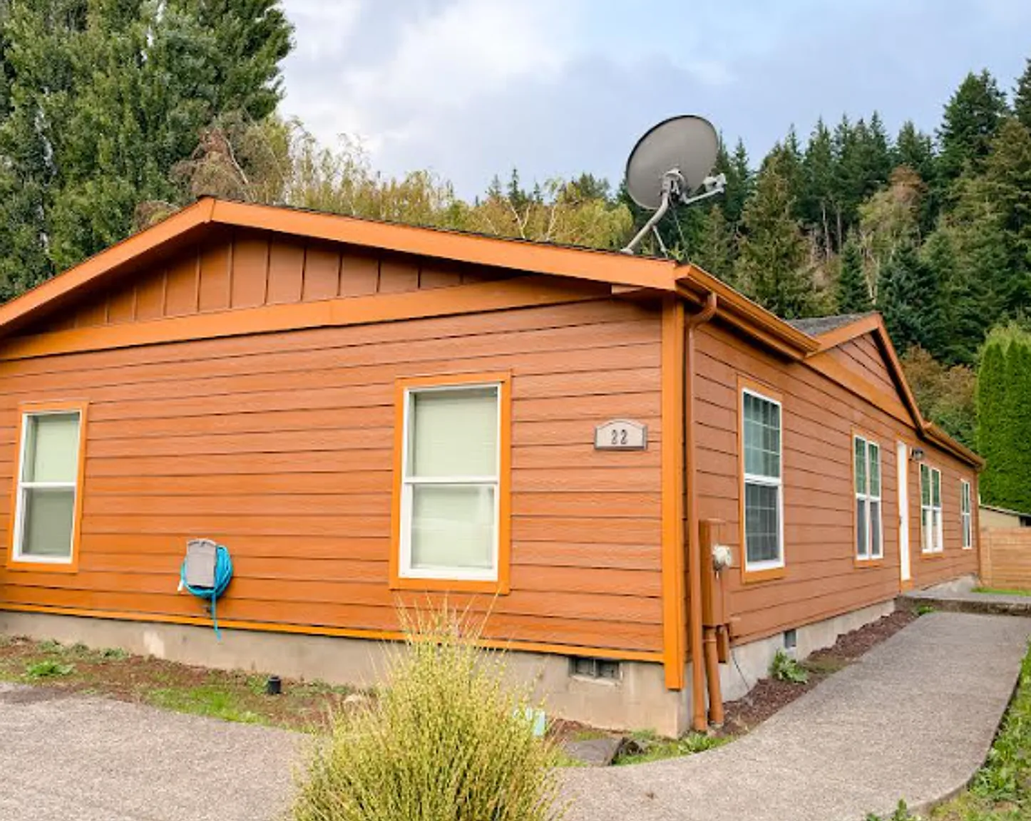 Charming Cascade Locks-3-Bedroom, 2-Bath Home 1,710 Sq Ft — Photo 2
