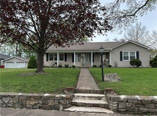 545 N 17th St, Lexington, MO 64067