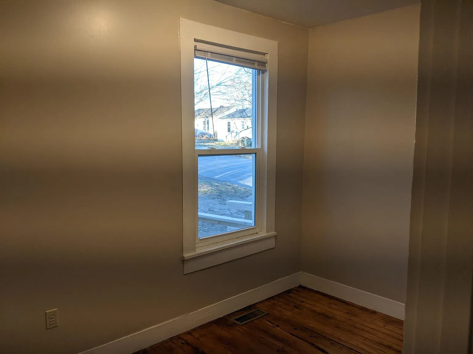 1601 Heller St — Photo 2