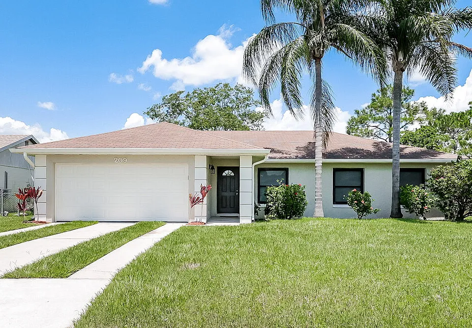 209 E Cedarwood Cir