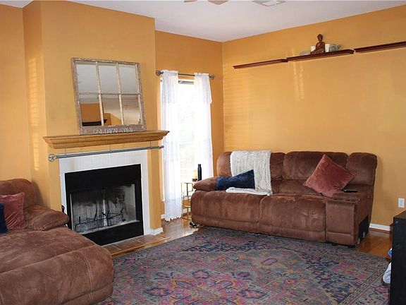 4th image of 25 Country Place Dr