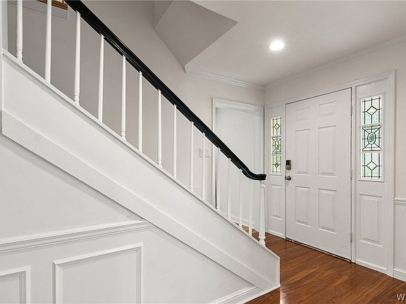 5th image of 536 Jennifer Dr E