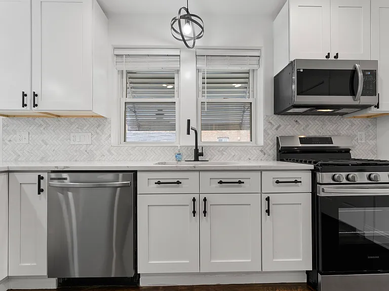 W Cornelia Ave — Photo 12