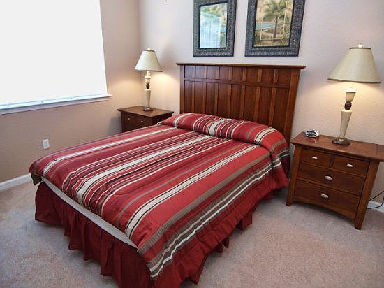 TR3C116-Queen-Bedroom