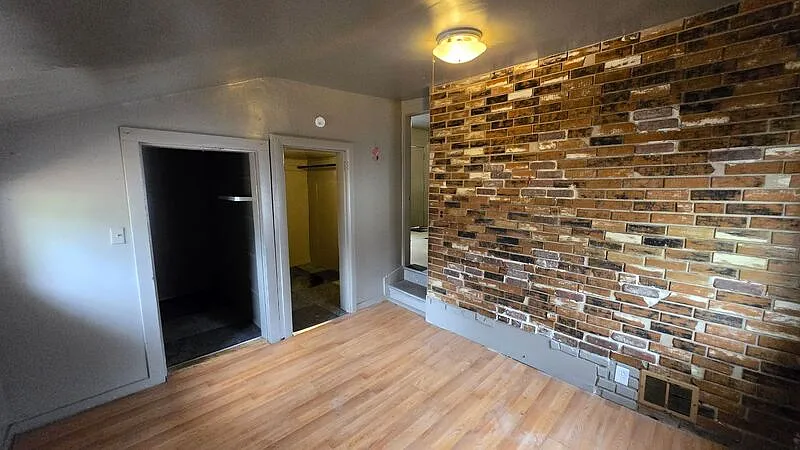 4 bed, 1.0 bath, $1,200 — Photo 2