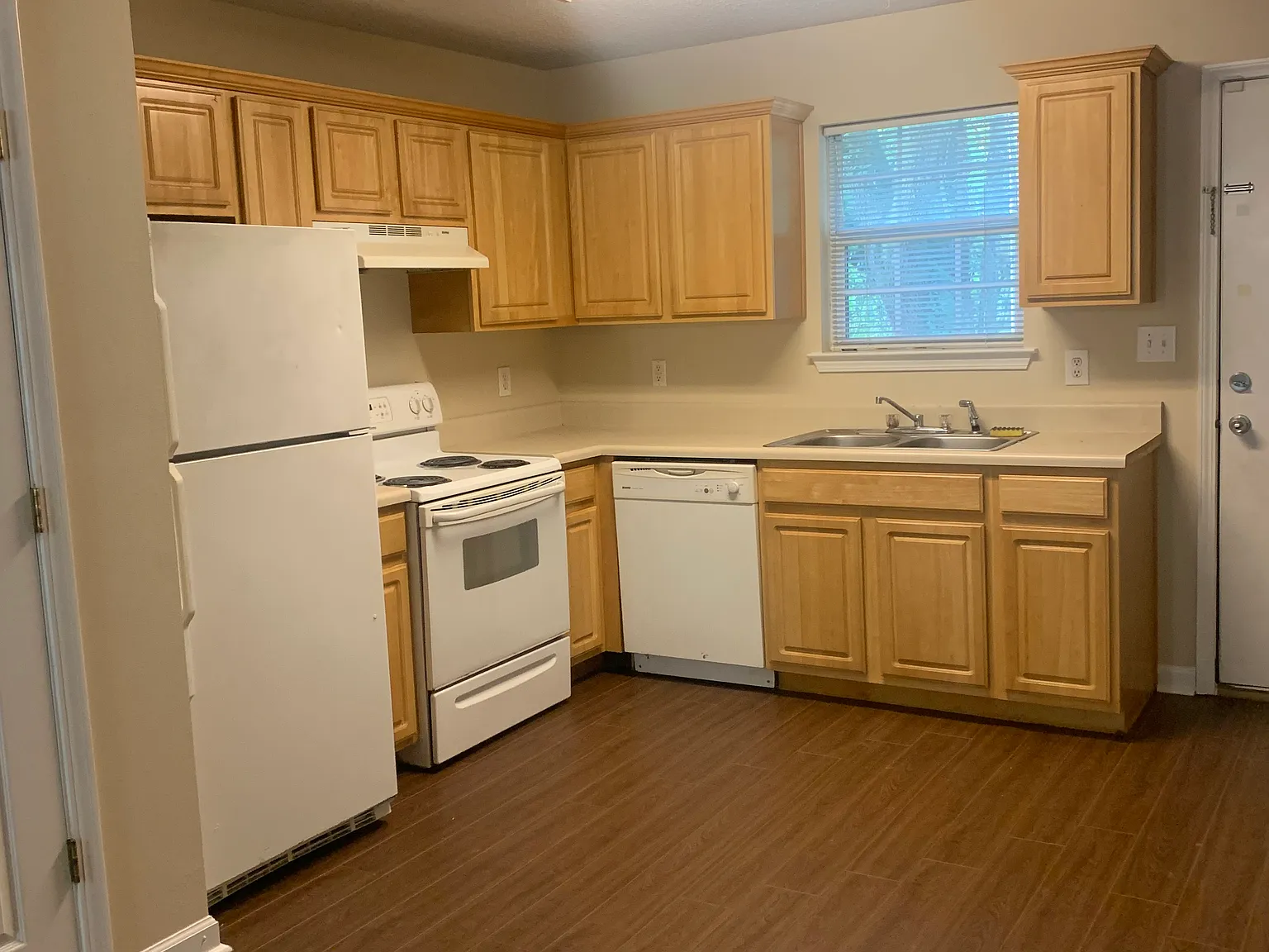 2 bed, 900 sqft, $1,200 — Photo 3